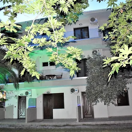 Studios Apartments Irini Patira *