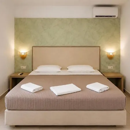 Studios Apartments Irini Patira * Potos